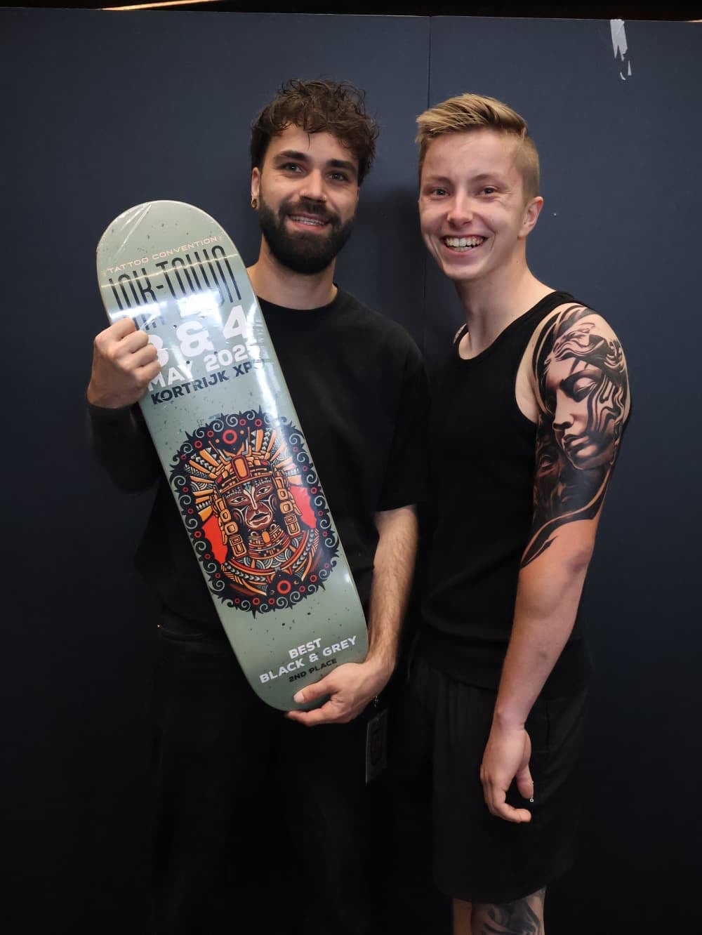 Chesney Foss met de Best Black & Grey award (2de plaats) op Ink-Town 2025, Kortrijk